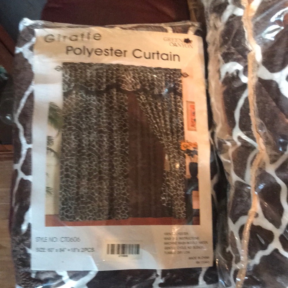 Comforter set (NIB) - Picture 2 of 4